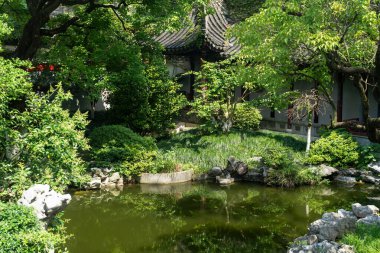 Jiangnan tarzında geleneksel bir bahçe.