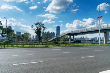 Şehirdeki boş şehir yolu ve binalar