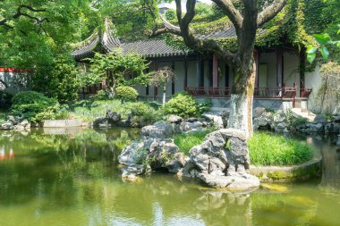 Jiangnan tarzında geleneksel bir bahçe.
