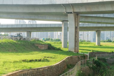 Şehirdeki üst geçidin altında beton yapı ve asfalt yol alanı