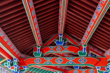 Eski Çin mimarisinin çatısı, heykeli ve tablosu çok güzeldir.