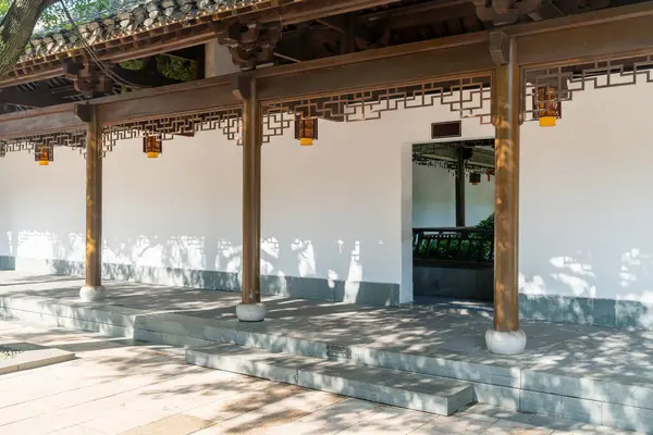 Çin 'deki klasik mimari koridoru.