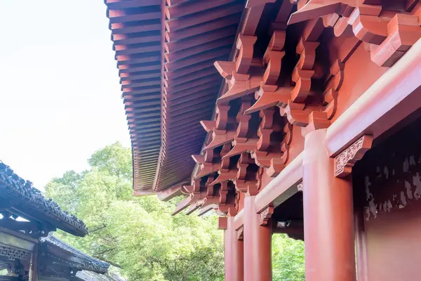 Eski Çin mimarisinin çatısı, heykeli ve tablosu çok güzeldir.