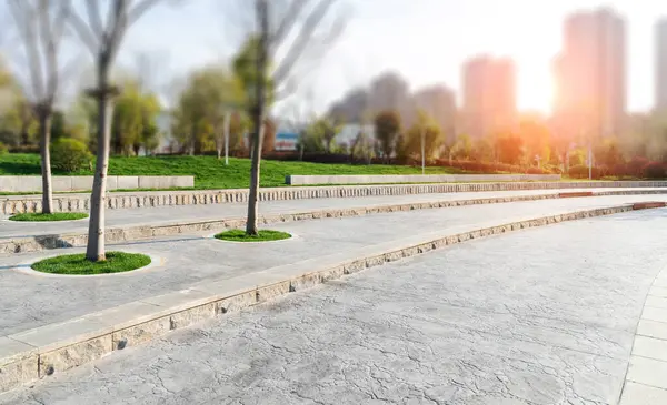 Modern şehrin boş, modern meydanı ve gökdelenleri