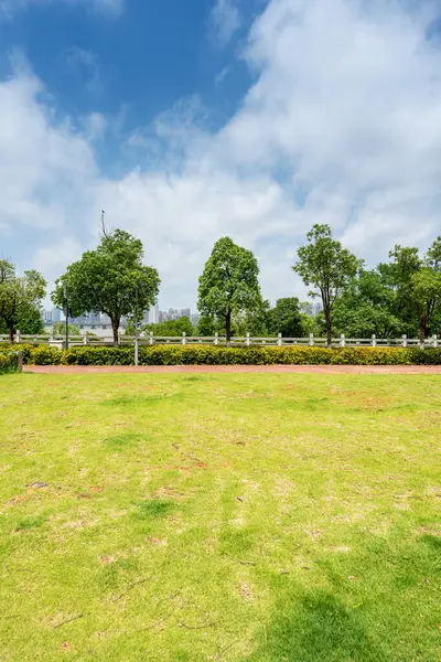 Şangay 'da modern bina geçmişi olan şehir parkı.