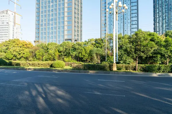 Şehirdeki boş şehir yolu ve binalar