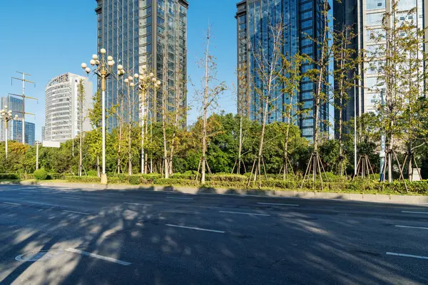 Şehirdeki boş şehir yolu ve binalar