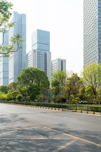 Şehirdeki boş şehir yolu ve binalar