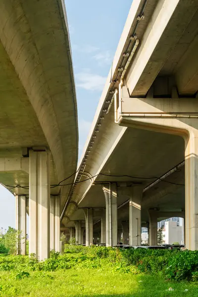 Şehirdeki üst geçidin altında beton yapı ve asfalt yol alanı