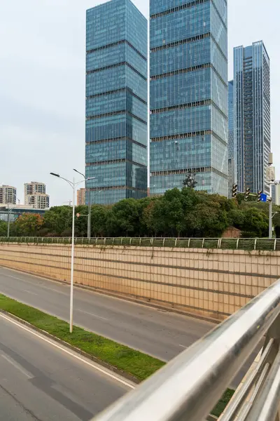 Şehirdeki boş şehir yolu ve binalar