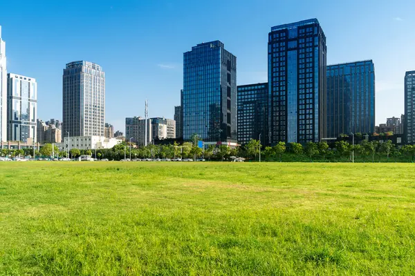 Şangay 'da modern bina geçmişi olan şehir parkı.