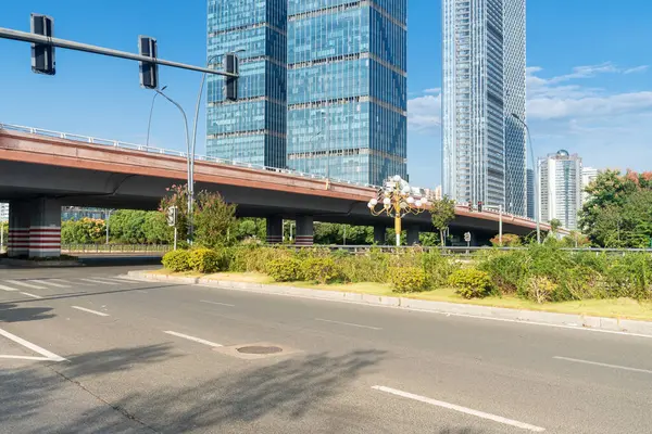 Şehirdeki boş şehir yolu ve binalar