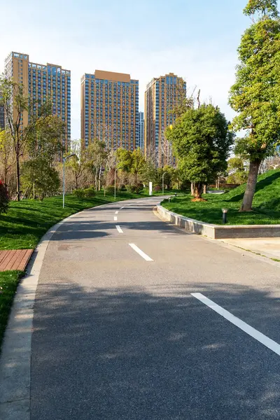 Şehirdeki boş şehir yolu ve binalar