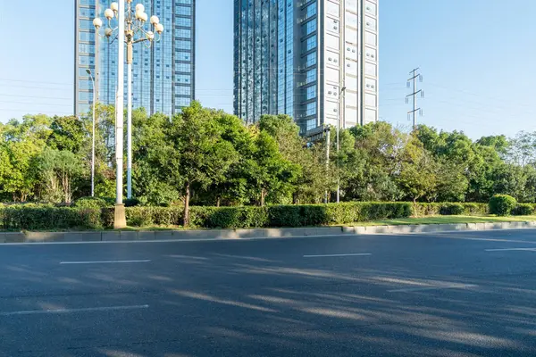 Şehirdeki boş şehir yolu ve binalar