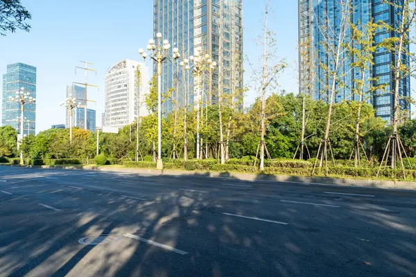 Şehirdeki boş şehir yolu ve binalar