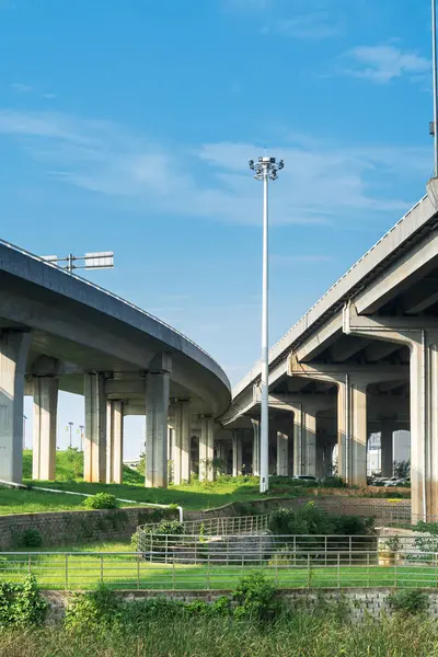 Şehirdeki üst geçidin altında beton yapı ve asfalt yol alanı