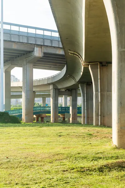 Şehirdeki üst geçidin altında beton yapı ve asfalt yol alanı