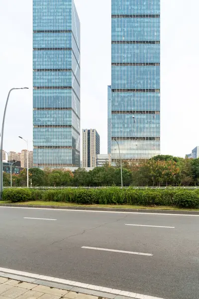 Şehirdeki boş şehir yolu ve binalar