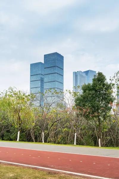 Şangay 'da modern bina geçmişi olan şehir parkı.