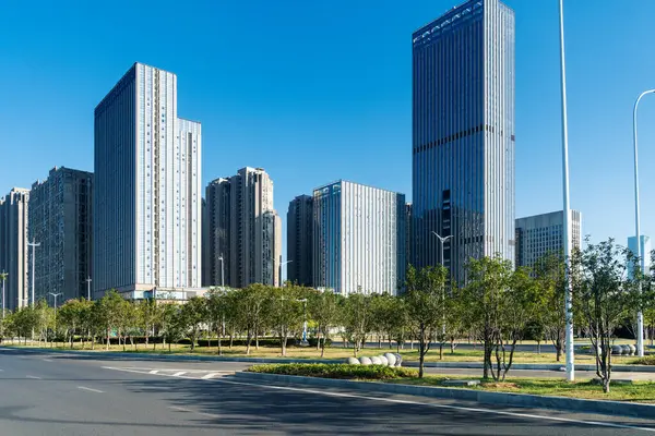 Şehirdeki boş şehir yolu ve binalar