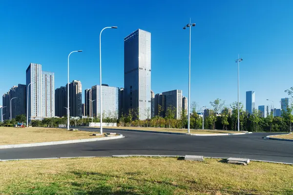 Şehirdeki boş şehir yolu ve binalar