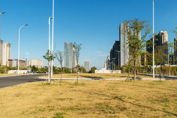 Şangay 'da modern bina geçmişi olan şehir parkı.