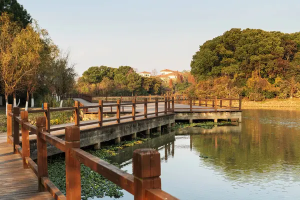 Parkta ahşap zemin ve korkuluklar