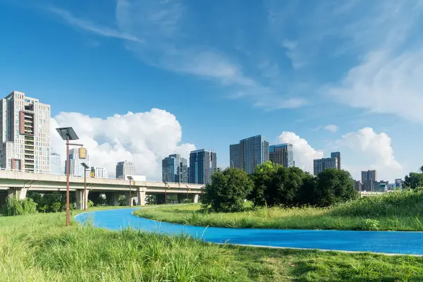 Şangay 'da modern bina geçmişi olan şehir parkı.