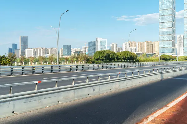 Şehirdeki boş şehir yolu ve binalar