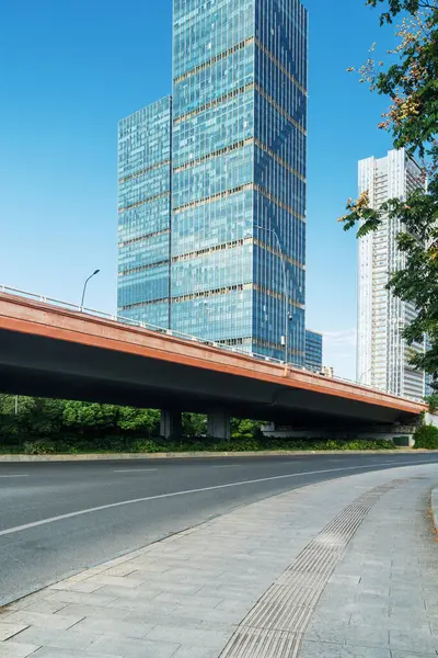 Şehirdeki boş şehir yolu ve binalar