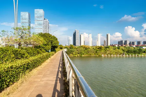 Modern şehirde yürüyüş yolu