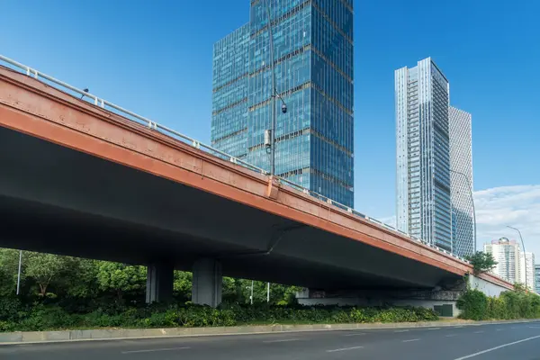 Şehirdeki boş şehir yolu ve binalar