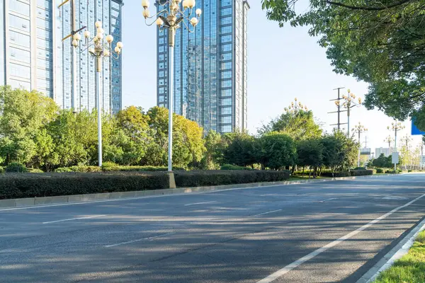 Şehirdeki boş şehir yolu ve binalar