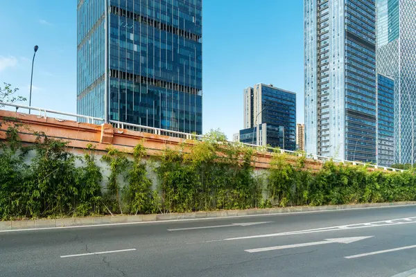 Şehirdeki boş şehir yolu ve binalar