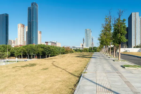 Bahar Parkı ve modern şehir