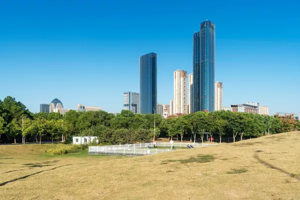 Şangay 'da modern bina geçmişi olan şehir parkı.