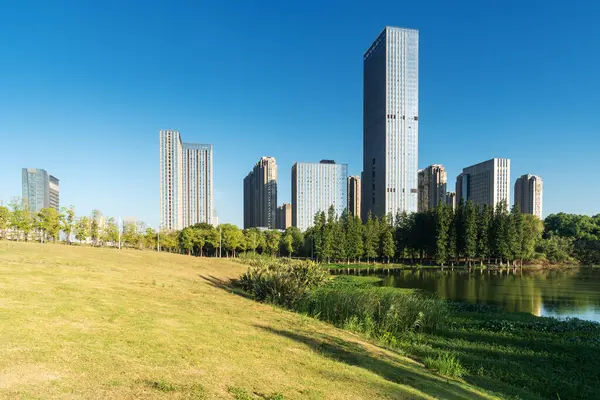 Şangay 'da modern bina geçmişi olan şehir parkı.