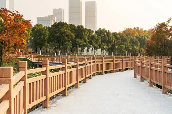 Bahar Parkı ve modern şehir