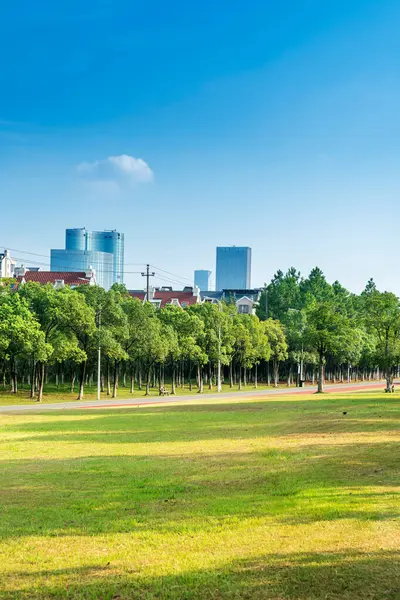 Bahar Parkı ve modern şehir