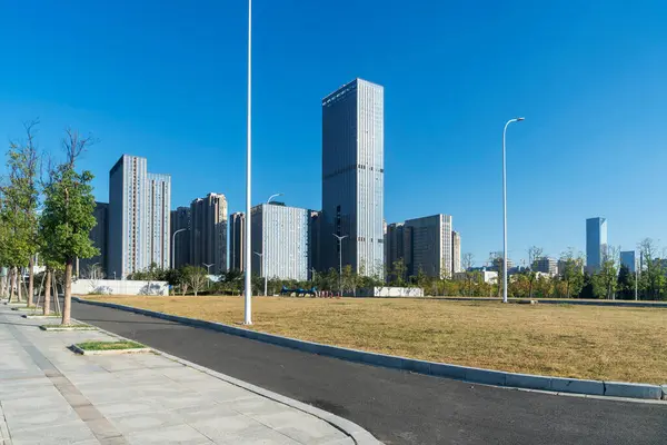 Şangay 'da modern bina geçmişi olan şehir parkı.