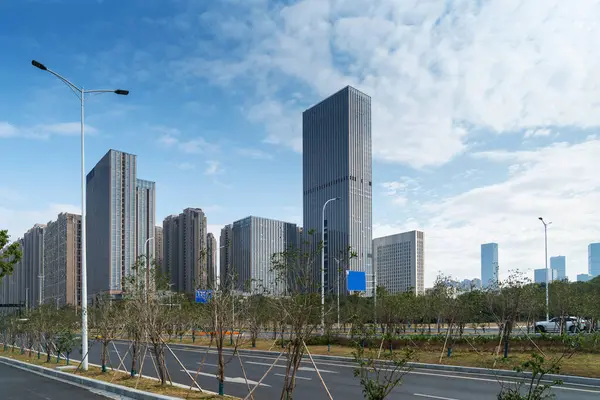 Şehirdeki boş şehir yolu ve binalar