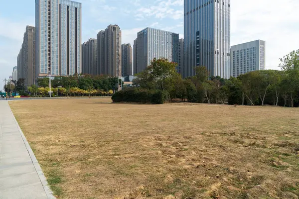 Şangay 'da modern bina geçmişi olan şehir parkı.