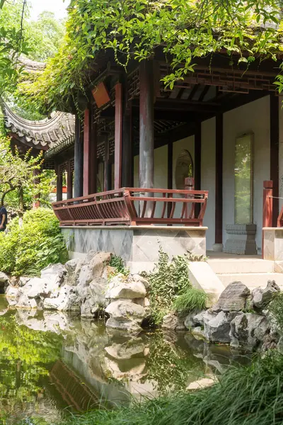 Jiangnan tarzında geleneksel bir bahçe.