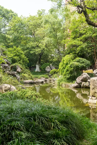 Parktaki göletin çevresi yemyeşil