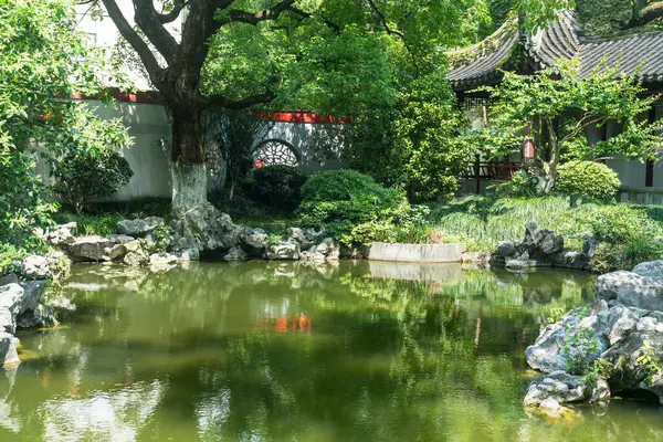 Jiangnan tarzında geleneksel bir bahçe.