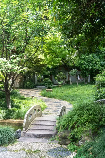 Çin 'deki Şehir Parkı yolu.