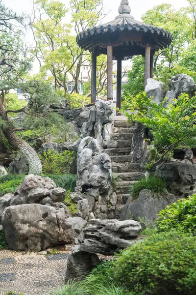 Geleneksel bir Çin bahçe köşkü. 