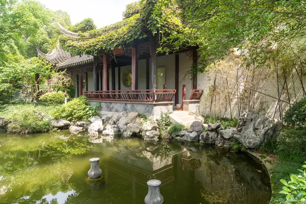 Jiangnan tarzında geleneksel bir bahçe.