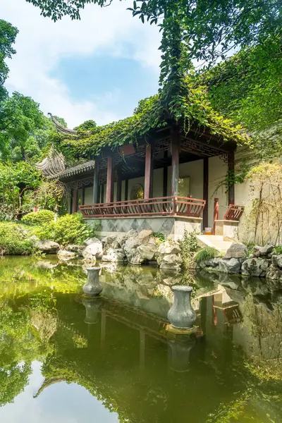 Jiangnan tarzında geleneksel bir bahçe.
