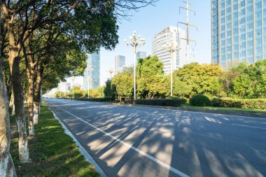 Şehirdeki boş şehir yolu ve binalar